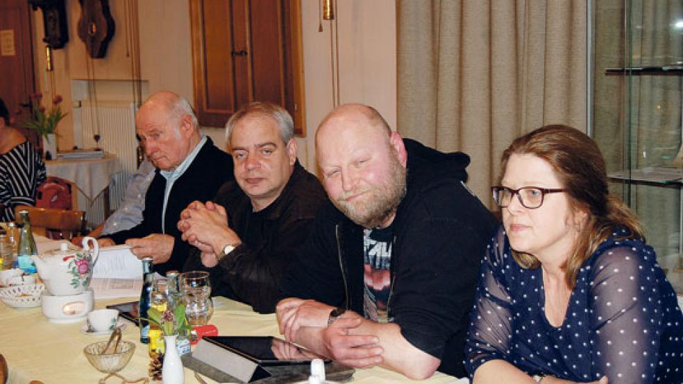 Bei der Entlastung der Geschäftsführung der Hafen und Tourismus GmbH für die Jahresabschlüsse 2015 und 2016 enthielten sich die vier Ratsmitglieder der UGFG in der März-Sitzung des Stadtrates der Stimme. Im Bild von links Dieter Weber, Jens Scheffer, Lars Klinkenborg und Hannelore Wloka-Schoon. © Foto: Hoegen