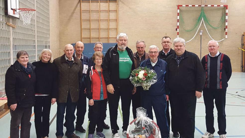 Die Herzsportgruppe des SV Ems Jemgum verabschiedete ihren bisherigen Leiter Dieter Weelborg. © Foto: privat
