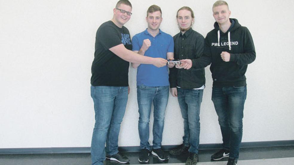Dies Sieger: Heiko Even (20), Maik Frobel (22), Lukas Heisterhoff (21) und Tim Freudenberg (19), von links. © Foto: privat
