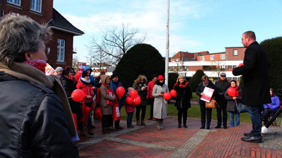Ein Aktionsmarsch zum »Equal Pay Day« startete beim Papenburger Rathaus. Mit dabei war auch Bürgermeister Jan Peter Bechtluft, der sich für die gleiche Bezahlung von Männern und Frauen stark machte.. © Foto: Stadtverwaltung 