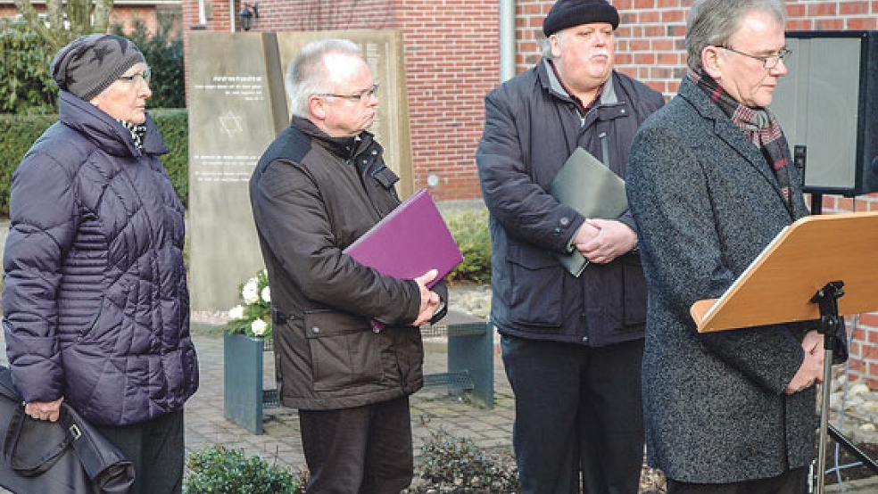 Ria Lüchtenborg (links) und Johannes Willms (Zweiter von rechts) verlasen 79 Namen von Holocaust-Opfern, die einst in Bunde gelebt haben. Ansprachen hielten Pastor Rolf Kemner von der lutherischen Kirchengemeinde (Zweiter von links) und der Bunder Bürgermeister Gerald Sap. © 