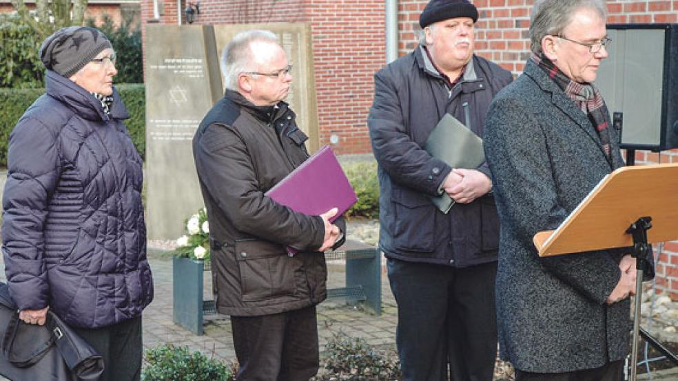 Ria Lüchtenborg (links) und Johannes Willms (Zweiter von rechts) verlasen 79 Namen von Holocaust-Opfern, die einst in Bunde gelebt haben. Ansprachen hielten Pastor Rolf Kemner von der lutherischen Kirchengemeinde (Zweiter von links) und der Bunder Bürgermeister Gerald Sap. © 