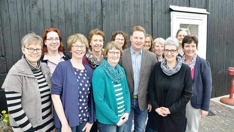 Auf der Mitgliederversammlung des Leeraner Kreislandfrauenverbandes wurde ein neuer Vorstand gewählt. Zwei Damen hatten nicht erneut kandidiert. An der Veranstaltung in Stapelmoor nahmen auch Klaus Borde (LHV-Kreischef) und Ina Janhsen (Bezirksvorsitzende der Landfrauen) teil.  © Fotos: Boelmann
