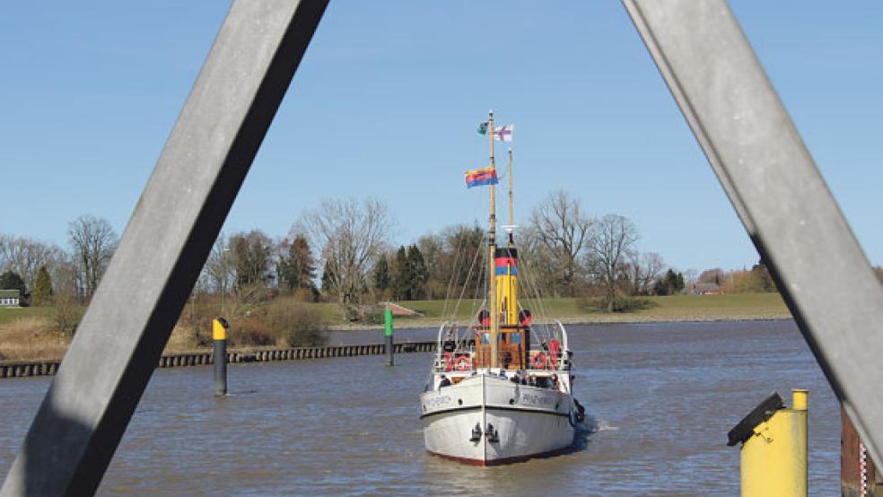 Die »Prinz Heinrich« auf dem Weg zurück zur »Mutterwerft«. Die Fahrt von Leer nach Papenburg dauerte rund zwei Stunden.  © Fotos: Belling