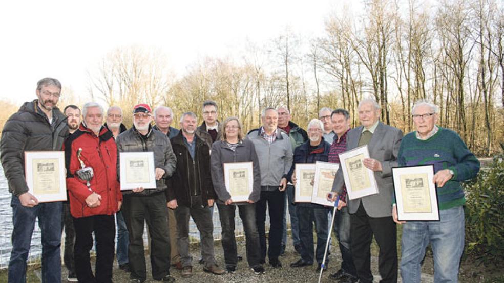 Die geehrten Mitglieder (von links) : Harbert Niemeyer, Frank Hilbrands, Johann Warnders, Wilfried Kuper,Frank Bomba, Alfred Siemens, Jakobus Müller, Christine Wodtke, Bernd Strache, Werner Stüwe, Peter Reck, Wilhelm Müller, Joachim Hörholt, Franz Marheineke und Hinderk Boekholt. © Foto: privat