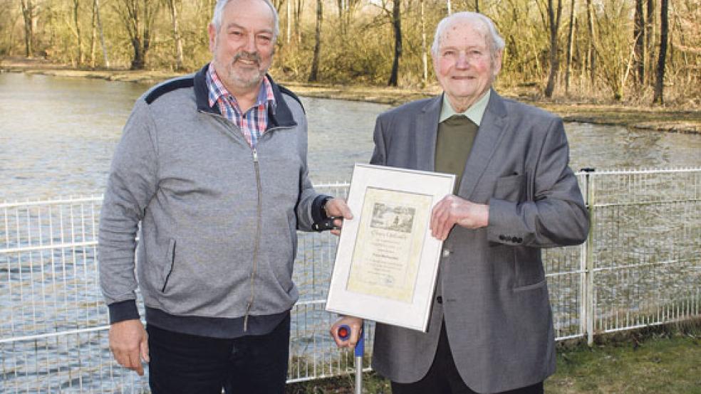 Bernd Strache ehrte den 90-jährigen Franz Marheineke aus Holthusen, der seit 75 Jahren Mitglied im Angelsportverein Rheiderland ist. © Foto: privat