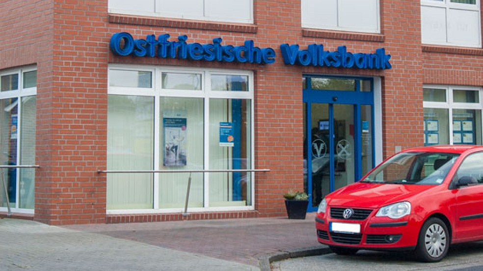 Die damalige Filiale der Volksbank an der Poststraße in Weener wurde am 8. Oktober 2014 überfallen. © Foto: de Winter