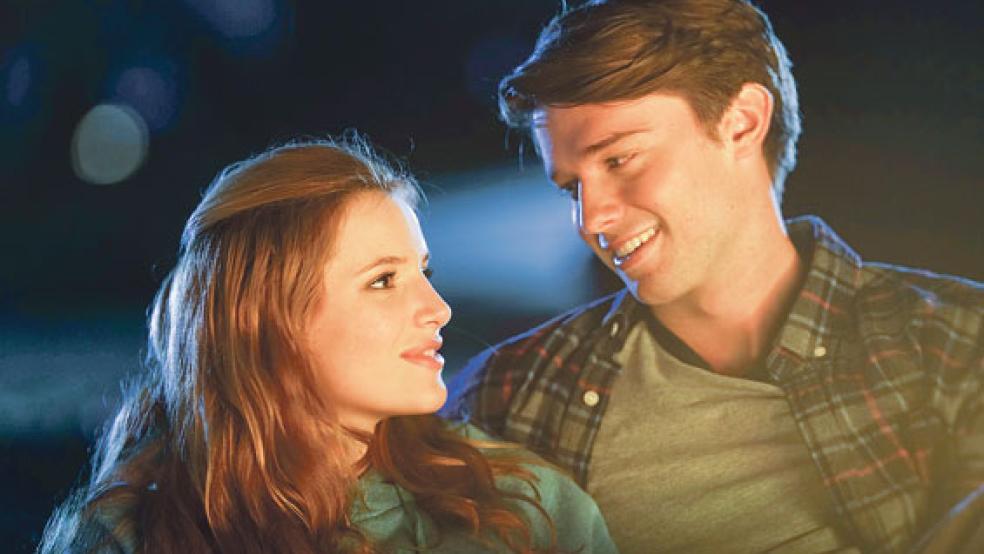 Katie (Bella Thorne) lässt sich von der Lebenslust und Leidenschaft ihres neuen Schwarms Charlie (Patrick Schwarzen­egger) mitreißen. © Foto: Square One/Universum