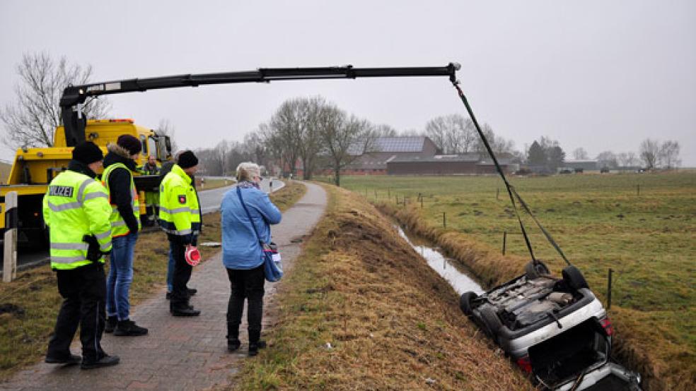 Leicht verletzt wurde eine 23-jährige Frau, die mit ihrem VW Bora in diesem Graben landete. Ein Abschleppdienst barg den stark beschädigten Wagen.  © Foto: Wolters