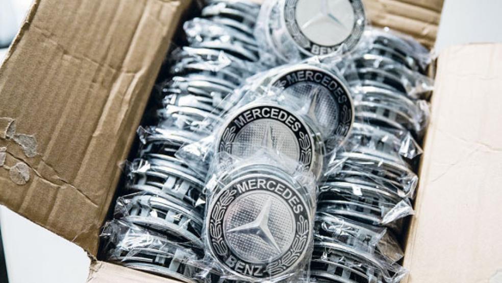 Dieses Paket mit gefälschten Mercedes-Sternen wurde von Papenburger Zöllnern beschlagnahmt. © Foto: Zoll