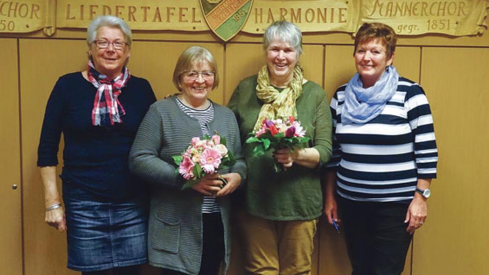 Gertrud Cordes, 1. Vorsitzende des Frauenchores der »Harmonie« (von links), mit den beiden Geehrten Mary Wagemann, Froukje Post (beide sind seit zehn Jahren im Chor aktiv) und Wilma Jürrens (2. Vorsitzende). © Foto: privat
