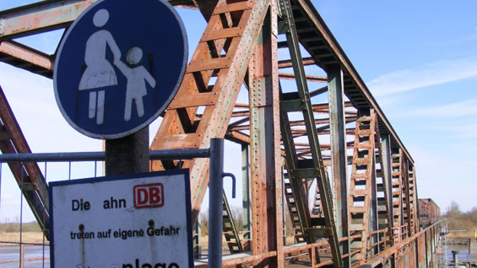 Bis der Teilneubau der Friesenbrücke in Weener fertiggestellt sein wird, soll eine Emsfähre verkehren. Genehmigt ist der Betrieb noch nicht. © Foto: Szyska