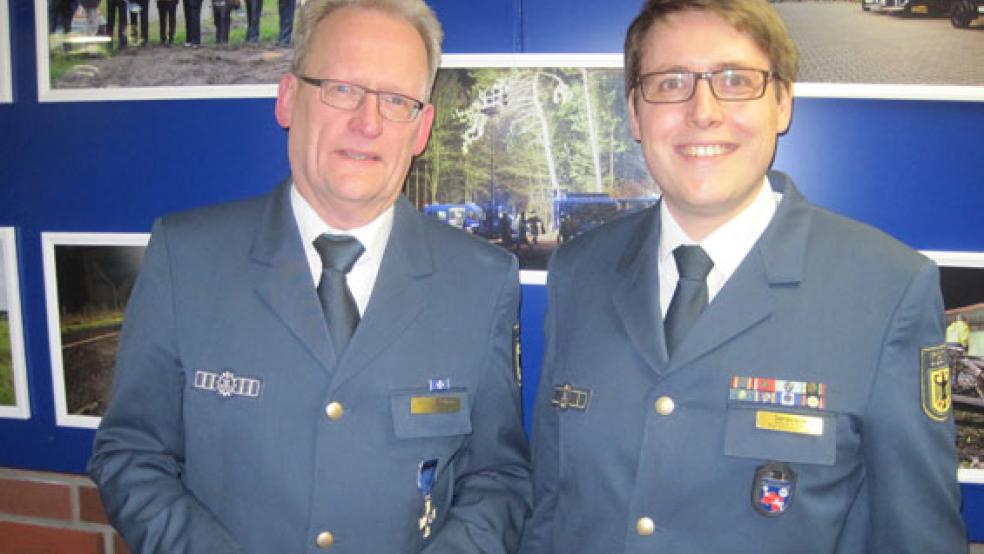 Wilhelm Kohnen (links) und der Ortsbeauftragte des THW für den Landkreis Leer, Stefan Sandstede. © Foto: THW