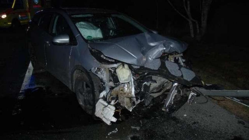 Der Wagen des 49-Jährigen wurde beim Unfall erheblich beschädigt. Der Betrunkene war ungebremst auf eine landwirtschaftliche Zugmaschine aufgefahren. © Foto: Polizei