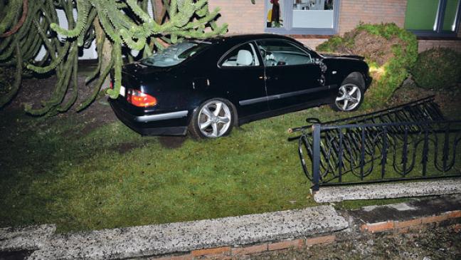 Mercedes rammt Hausmauer in Leer