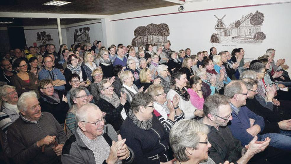 Premiere in Möhlenwarf: Die über 150 Zuschauer hatten an diesem Abend viel zu lachen.  © 