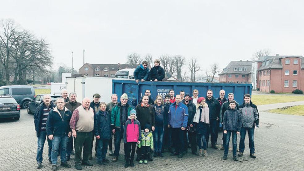 Mehr als zehn Tonnen Müll haben diese freiwilligen Helfer in Papenburg gesammelt. © Foto: privat