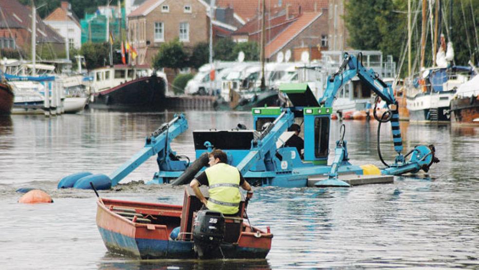 Mit einem Amphibien-Fahrzeug, einem Saugbagger der Firma Berky aus dem emsländischen Haren, will die Stadt Weener jetzt wieder den Hafen entschlicken.  © Foto: Szyska