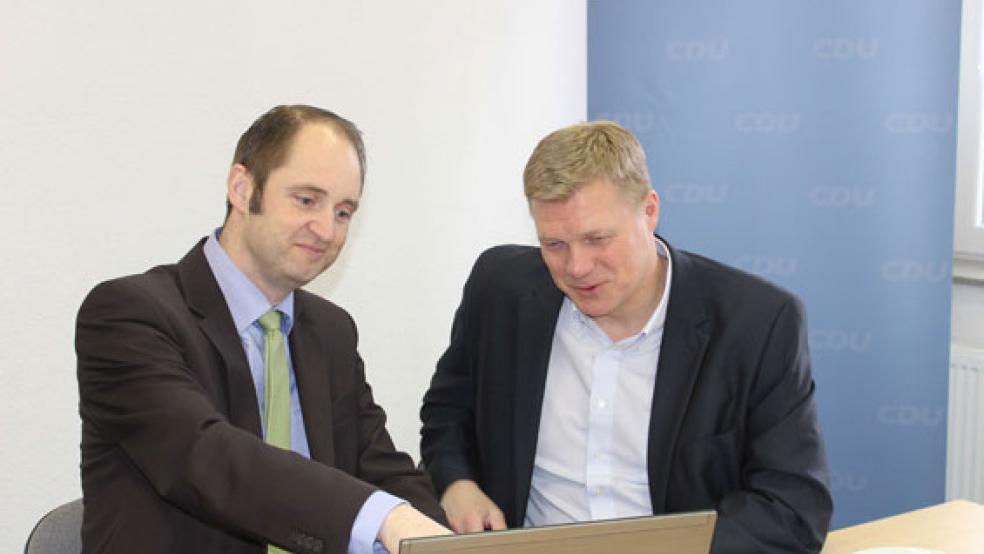 Sprachen über anstehende und notwendige Straßenbauprojekte: der CDU-Landtagsabgeordnete Ulf Thiele (rechts) und der Leiter des Geschäftsbereichs Aurich der Niedersächsischen Landesbehörde für Straßenbau und Verkehr (NLStBV), Frank Buchholz. © Foto: CDU