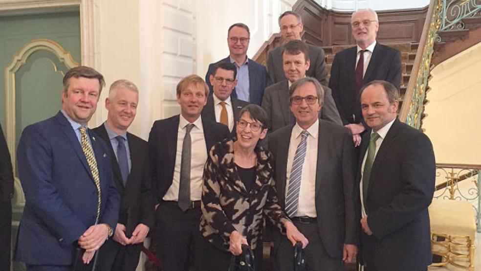 Eine EDR-Delegation zu Gast in Den Haag (von links): Bert Bouwmeester (stv. EDR-Vorsitzender), Matthias Groote (EDR-Vorsitzender), Sieger Dijkstra (Honorarkonsul), Bouke Arends (EDR-Vorstand), Markus Honnigfort (EDR-Vorstand), Jetta Klijnsma (Kommissarin des Königs), Karl-Heinz Weber (EDR-Vorstand), Dr. Torsten Slink (EDR-Vorstand), Dirk Brengelmann (Botschafter), Franz-Josef Sickelmann (Landesbeauftragter) und Hermann Wessels (EDR-INTERREG-Geschäftsführer). © Foto: EDR 