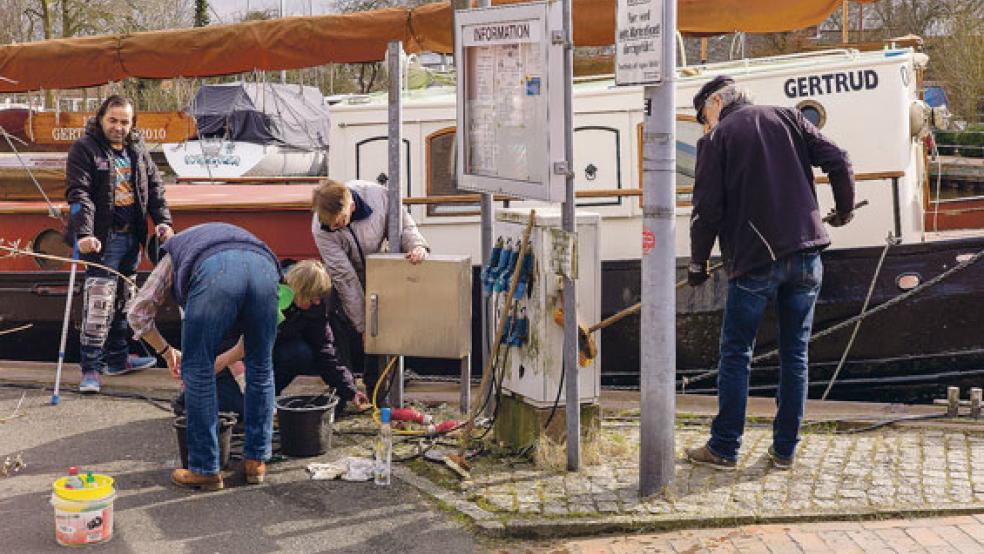 Vier Helfer in Aktion: Astrit Muxa, Christa Manderscheidt, Simone Sattler, Peter Vöge und Bernhardt Kießetz. © Foto: Schröder