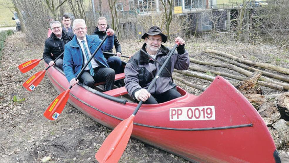 Erste Trockenübungen an Land: Norbert Deger (neuer Stationsleiter), Bürgermeister Ludwig Sonnenberg, Andreas Sinningen (Geschäftsführer Hafen und Tourismus GmbH Weener), Kurt Radtke (Geschäftsführer der Touristik GmbH »Südliches Ostfriesland«) und Arno Ewen (Touristik »Südliches Ostfriesland« GmbH) hoffen auf eine erfolgreiche »Paddel & Pedal«-Saison in Weener.  © Foto: Boelmann
