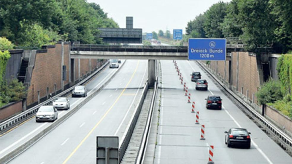 Die Autobahn zwischen Weener und Papenburg kann in Richtung Emsland ab dem 11. April nur auf einem Streifen befahren werden. © Archivfoto: Boelmann