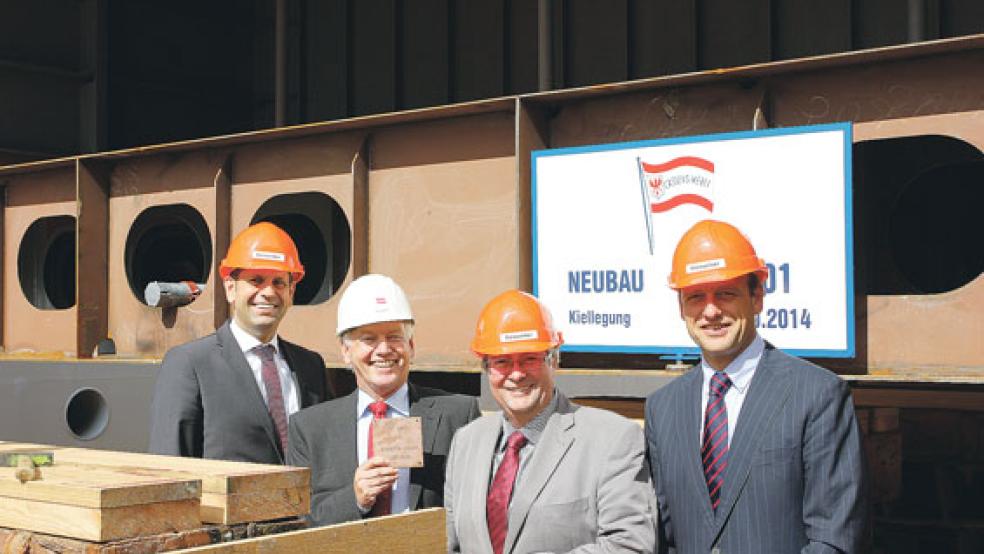 Ein Bild aus besseren Tagen: Niedersachsens Wirtschaftsminister Olaf Lies kam im September 2014 zur Kiellegung einer neuen Insel-Fähre auf die Cassens-Werft in Emden. Zusammen mit Werft-Geschäftsführer Hermann Kienitz, dem Emder Oberbürgermeister Bernd Bornemann und Frisia-Reederei-Vorstand Carl-Ulfert Stegmann (von links) nagelte er eine Plakette mit einem Glückscent auf einen Pallen.  © Foto: privat