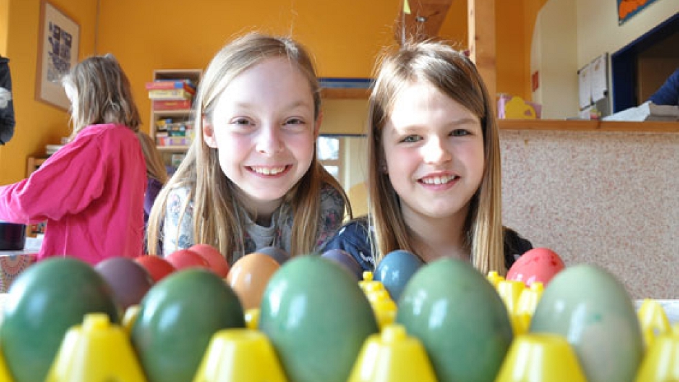 500 Eier mussten gestern Vormittag im Bunder Jugendzentrum gefärbt werden. Dabei halfen auch Jule und Zoe (links). Heute startet die große Eiersuche im Bunder Park um 15 Uhr.  © Foto: Boelmann