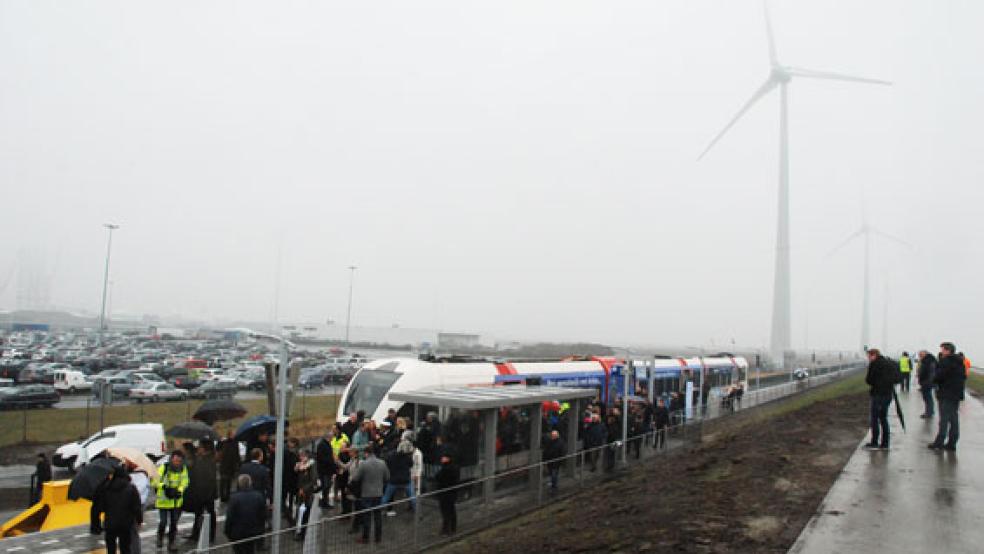 Großer Bahnhof am kleinen Bahnhof: Feierlich empfangen wurde erste Zug am Fähranleger Eemshaven. © Foto: Kuper