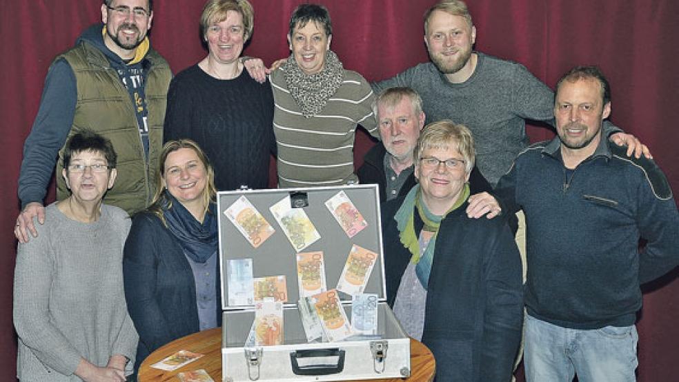 Ein Koffer voller Geld und die Folgen, darum geht es im neuen Stück der Bingumer Spööldeel. Verdirbt Bares wirklich den Charakter? © Foto: Wolters