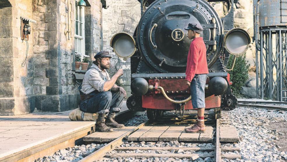 Zwei, die zusammenhalten wie Pech und Schwefel: Jim Knopf (Solomon Gordon) hat in Lokomotivführer Lukas (Henning Baum) einen echten Freund gefunden.  © Foto: Warner Bros.