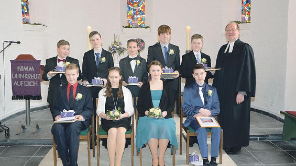 Am Palmsonntag wurden in Bingum durch Pastor Armin Siegmund konfirmiert: Niklas Ammersken, Björn Becker, Jason Gerdes, Jan-Luca Harbers, Hannes Jütting, Mareike Köller, Sarah Lamprecht, Tim Quast und Niklas Tramm. © Foto: Sorge 