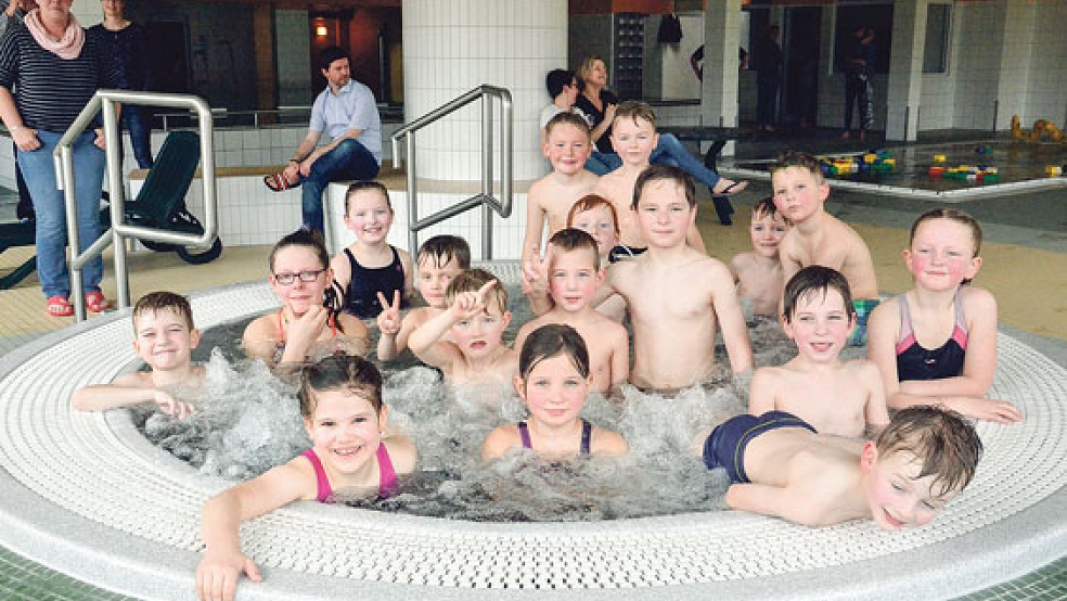 Glücklich und geschafft: Nach neun Trainingseinheiten durften die Kinder am Donnerstag noch etwas im Whirlpool des Bunder Hallenbades planschen.  © Foto: Muising