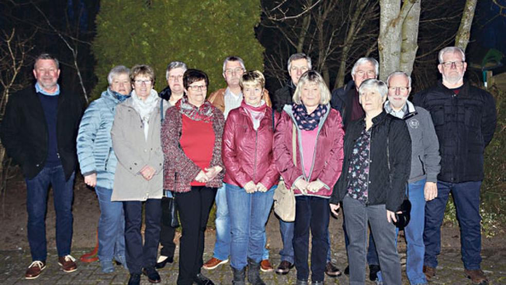 Die Abgangsklasse der Volksschule Holthusen von 1967 traf sich nach 51 Jahren zum ersten Mal wieder. Das Wiedersehen ermöglichten Peter Freesemann (hintere Reihe, 3. von rechts) und Christa Majunke (2. von links, vordere Reihe). © Foto: Ostendorp