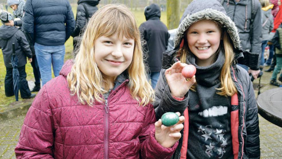 Die Freundinnen Mara (links) und Fenja fanden beide ein Glitzerei und erhielten dafür Geschenke wie etwa ein Spiel und eine Josephine-DVD. © Foto: Himstedt