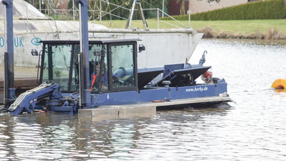Der Berky-Saugbagger am Donnerstag beim Entschlickungseinsatz im Hafenbecken von Weener. © Foto: Hoegen