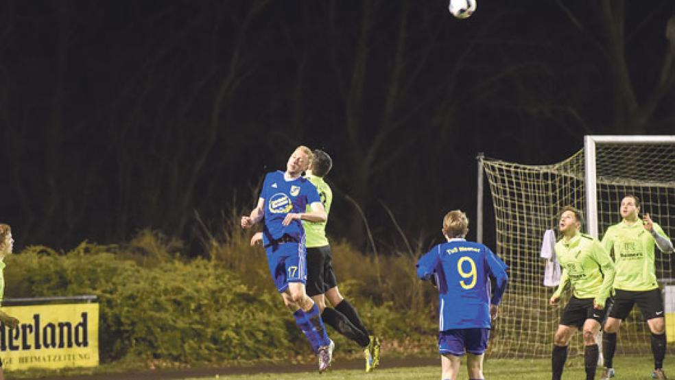 Michael Yzer gewann zwar das Kopfballduell, die Niederlage des TuS konnte er jedoch auch nicht verhindern. © Foto: Bruins