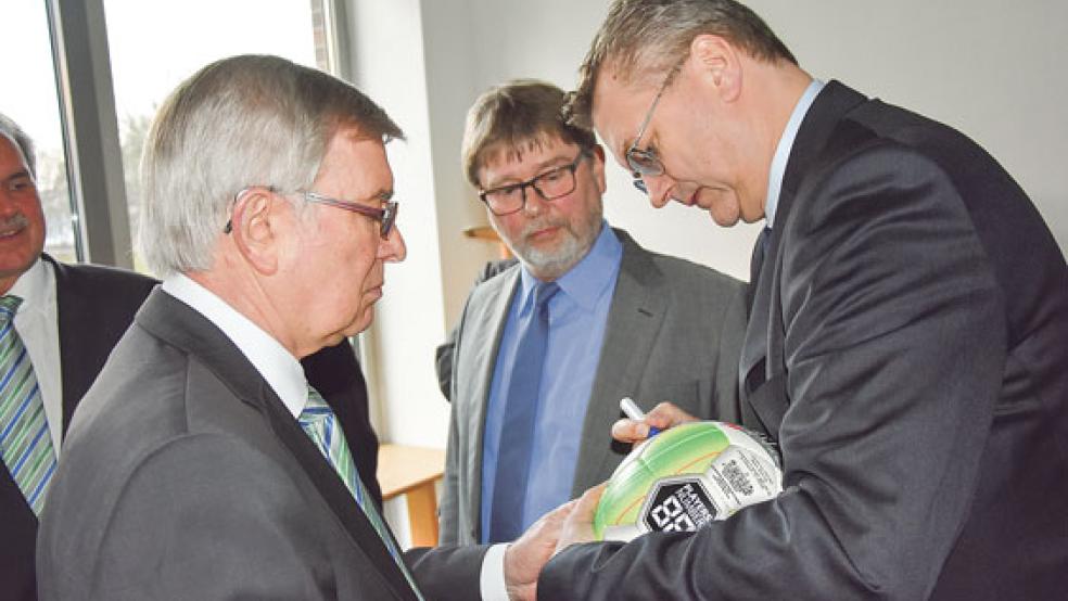 Neben Johnny Schön (links) unterschrieb auch Reinhard Grindel einen Ball, der zugunsten der Bunder Jugendabteilung versteigert werden soll. © Foto: hilbrands