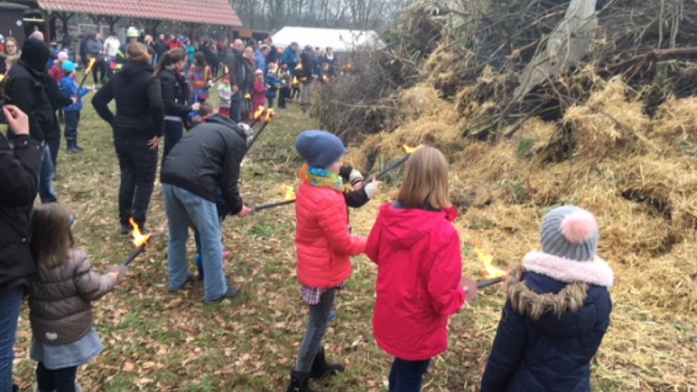 In Stapelmoor wurde das Feuer gemeinsam entfacht. © Boelmann