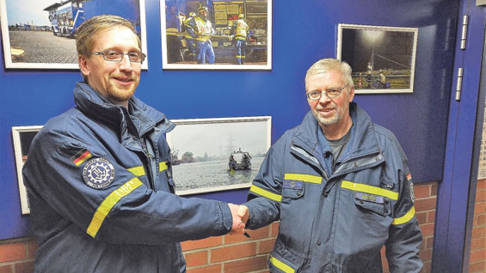 Niklas Tammen (links) löst Hans Barth aus Möhlenwarf an der Spitze der Fachgruppe »Wassergefahren« des Technischen Hilfswerkes (THW) ab.  © Foto: THW