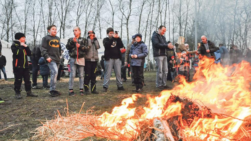 Das Osterfeuer am neuen Standort in Holthusen war am Samstagabend gut besucht.  © Foto: Boelmann