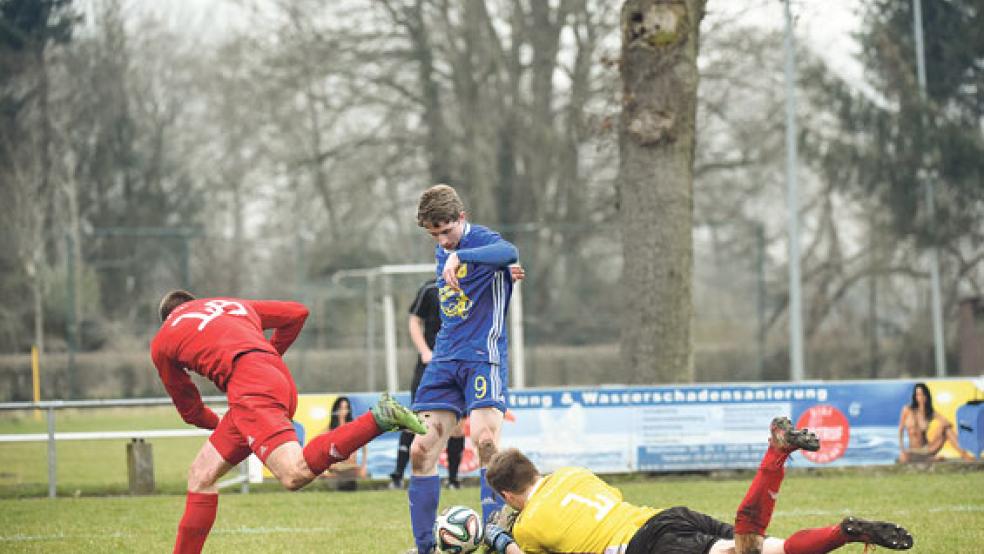 Heiko Müller konnte sich in dieser Szene zwar gegen den Abwehrspieler durchsetzen, Torwart Simon Von-Heimburg konnte die Szene jedoch im Nachfassen entschärfen. © Fotos: Bruins