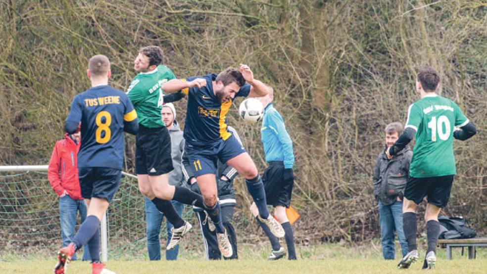 Bingums Kevin Kok gewann zwar dieses Kopfballduell, insgesamt leisteten er und sein Team sich jedoch zu viele Fehler. © Foto: Bruins