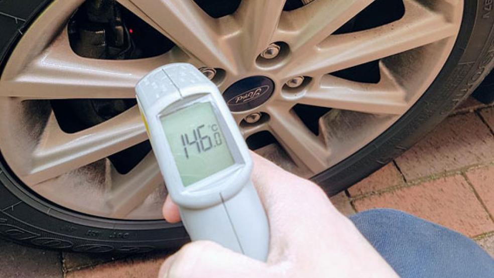 Die alarmierten Einsatzkräfte kontrollierten vor Ort die Temperatur des Wagens. © Foto: Feuerwehr