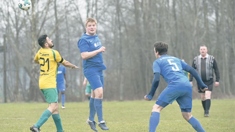 In der Defensive ließen die Rheiderländer um Nico Smidt (links) und Hendrik Bock (rechts) kaum etwas anbrennen. © Foto: Bruins
