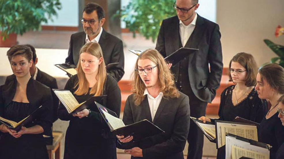 Steffen Schulte aus Papenburg ist klassischer Sänger. Er singt unter anderem im Chor »vox animata«. © Foto: Dieter Wagner
