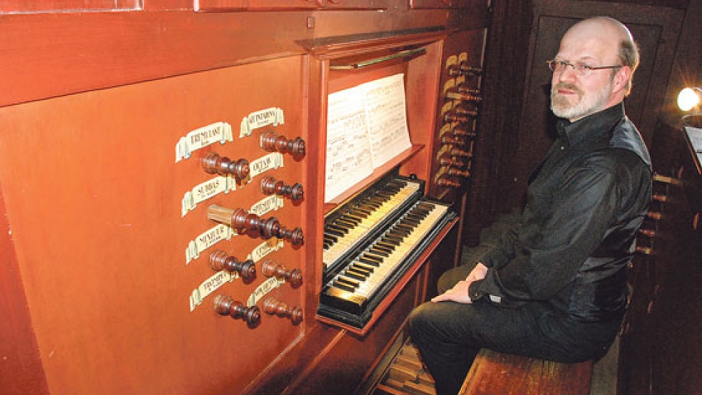 Eckhart Kuper am Spieltisch der historischen Schnitger/Wenthin-Orgel in der Georgskirche zu Weener. Der Organist aus Hannover hatte bereits vor drei Jahren ein österliches Sonntagskonzert in der Georgskirche gestaltet. © Foto: Kuper
