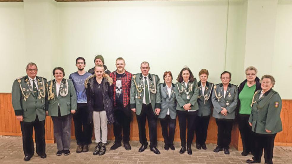 Der Vorstand des Schützenvereins Weener: (von links) Hilbert Bruins, Barbara Bruins-Anders, Nick van Ommen, Andy Austin, Eva-Maria Swart, Mathis Gai, Norbert Wachs, Christine Wachs, Petra Bruns, Hildegard Arends-Wessels, Annelise Harms, Jannette Fohrden und Maria Petrat. Es fehlen Thomas und Andre Siemens sowie Detlef Haseborg. © Foto: privat