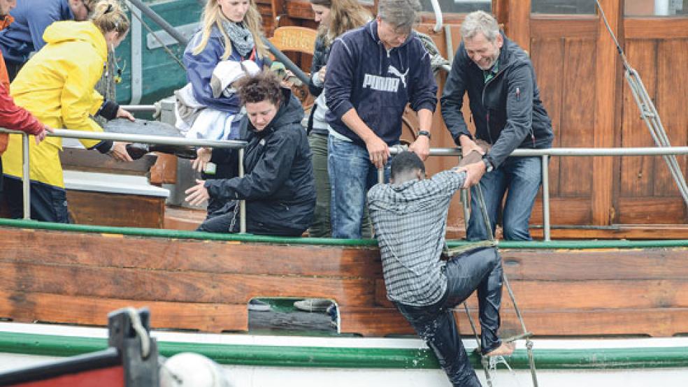 Wieder an Bord: Der Kutter »Heike« von Wilfried Voß (im Bild rechts bei der Rettung eines »Schiffbrüchigen«) soll auch im achten »Friesland«-Krimi wieder als Drehkulisse dienen. © Archivfoto: Hanken